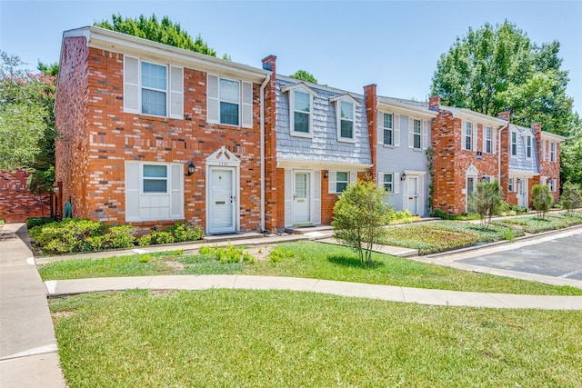 townhome / multi-family property featuring a front yard