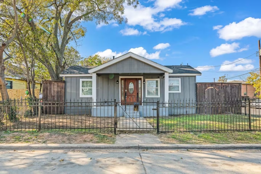 2801 Le Clerc Ave, Dallas, TX 75210 - bungalow-style home featuring board and batten siding and a fenced front yard