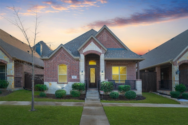 view of front facade featuring a yard