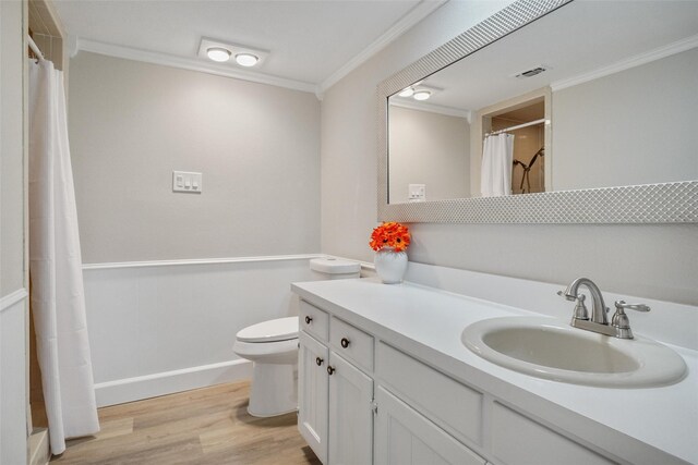 unfurnished bedroom featuring light wood-type flooring, ceiling fan, and a closet