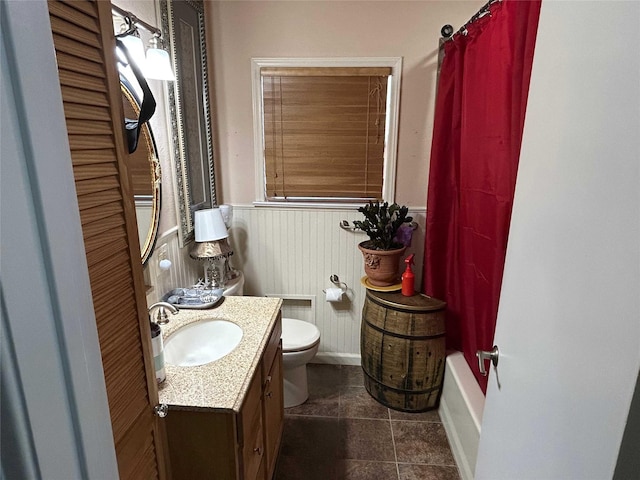 full bathroom featuring shower / bath combination with curtain, vanity, and toilet