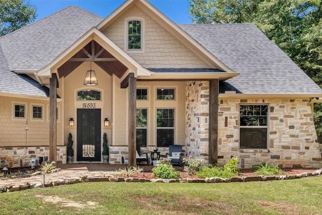 view of front of home featuring a front lawn