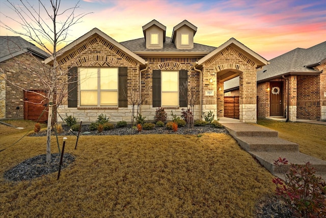 view of front facade with a lawn