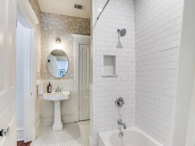 bathroom featuring tiled shower / bath combo