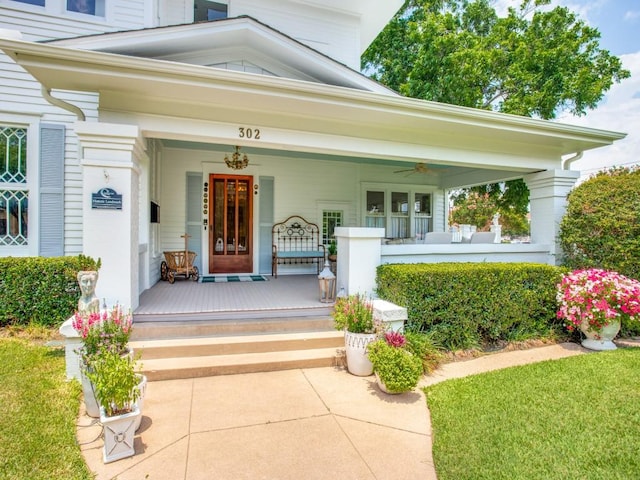 property entrance with ceiling fan and covered porch