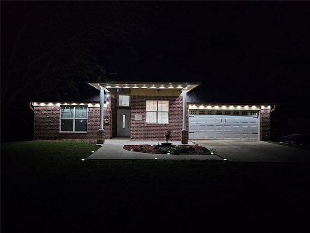 view of front facade featuring a garage