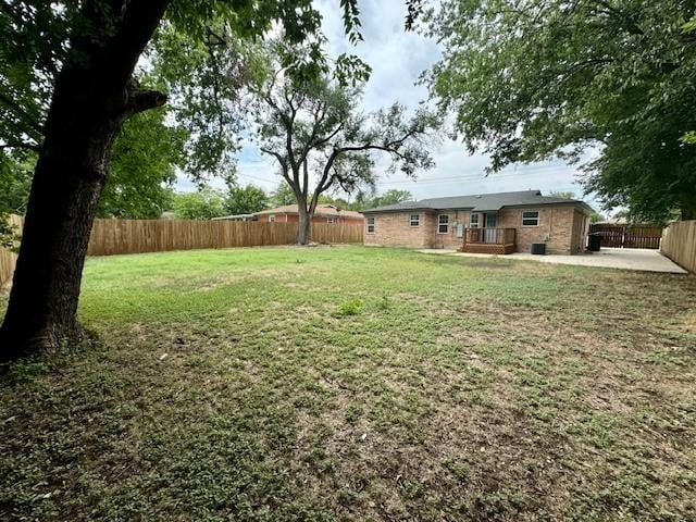 view of yard featuring a patio