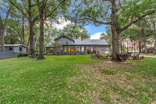 view of front of property featuring a front yard