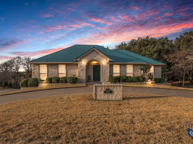 view of front of home featuring a yard