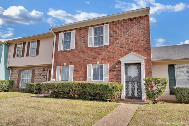 view of front of home featuring a front lawn