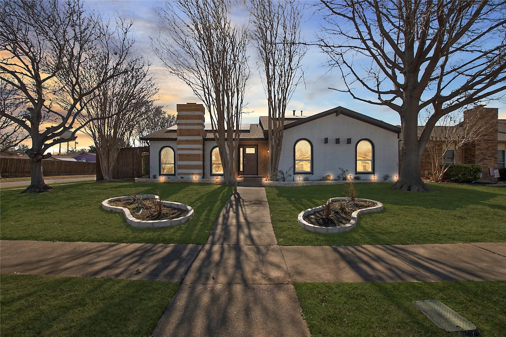 view of front of house featuring a yard