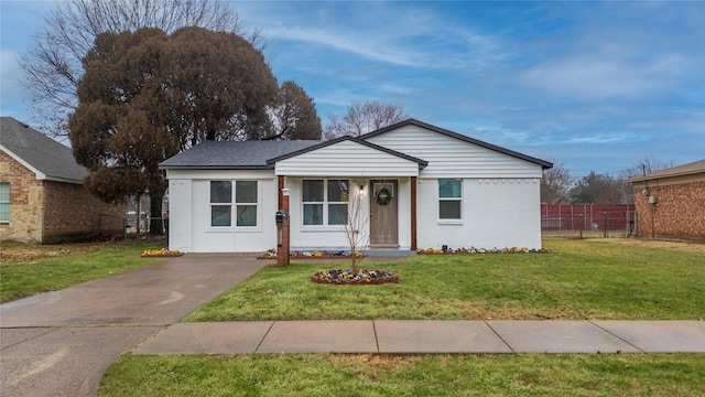 view of front of home featuring a front lawn