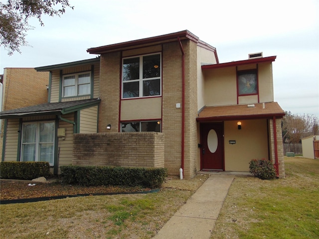 multi unit property featuring a front lawn