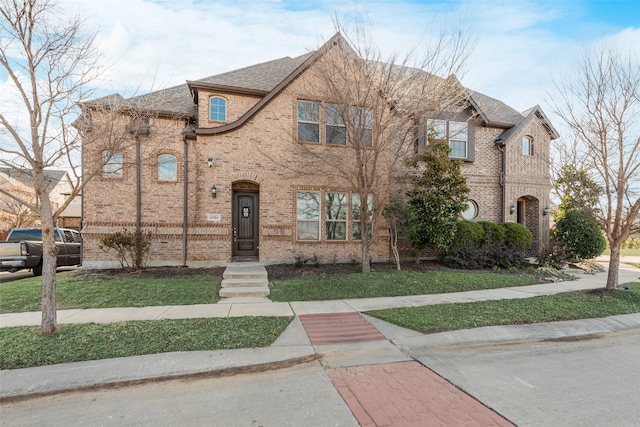 view of front of property featuring a front lawn