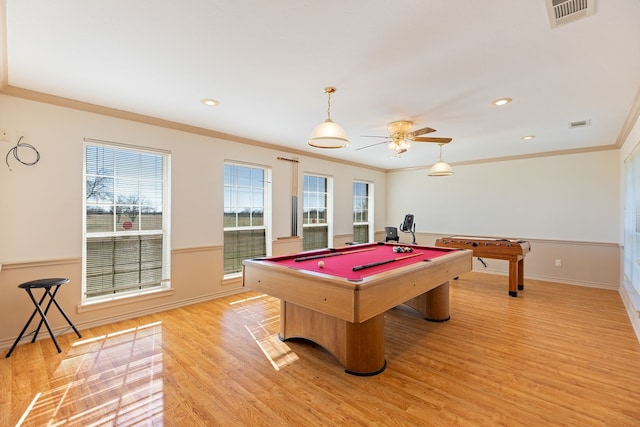 rec room featuring crown molding, billiards, ceiling fan, and light hardwood / wood-style flooring