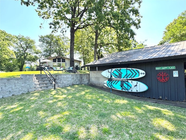 view of yard featuring an outdoor structure