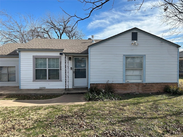 view of front of house featuring a front lawn