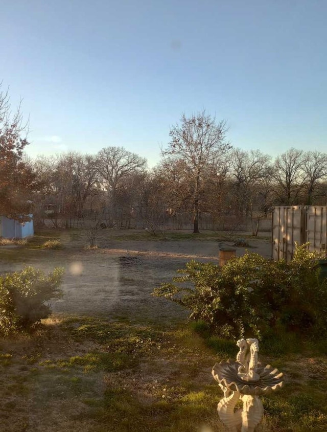 view of yard featuring a rural view