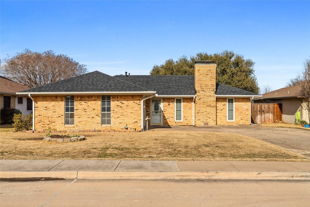 single story home featuring a front yard