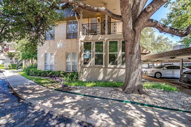 view of front of property featuring a balcony