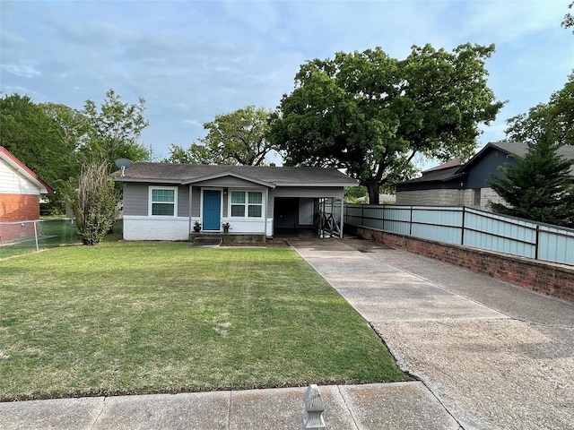 view of front of home featuring a carport and a front yard