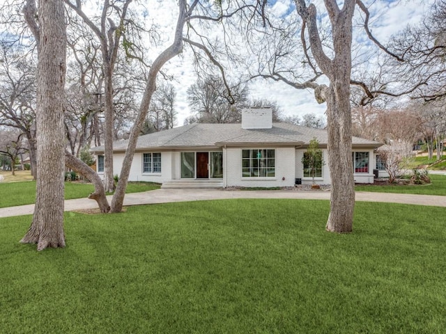 view of front of property with a front yard