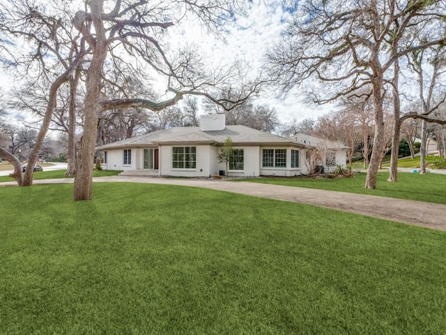 ranch-style house featuring a front lawn