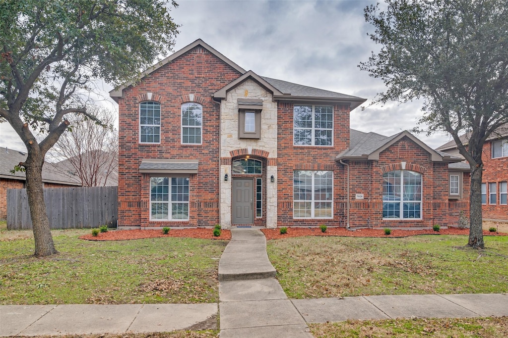 view of front of home featuring a front yard