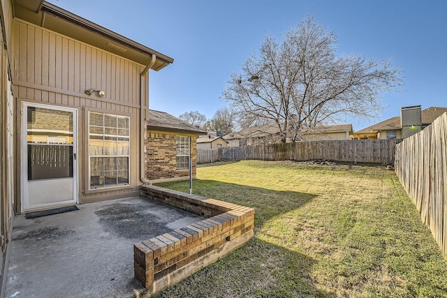 view of yard featuring a patio area