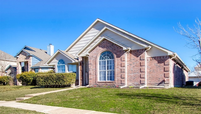 view of front facade featuring a front lawn