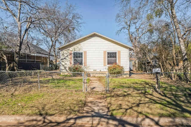 view of front of house with a front lawn