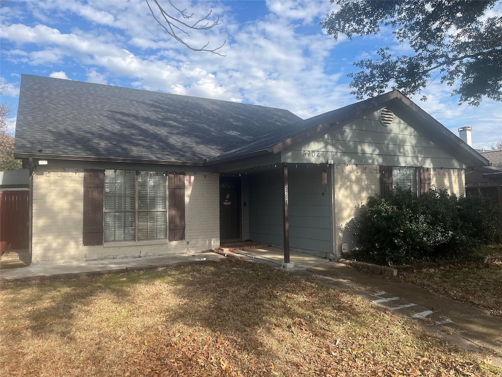 view of front of home with a front lawn