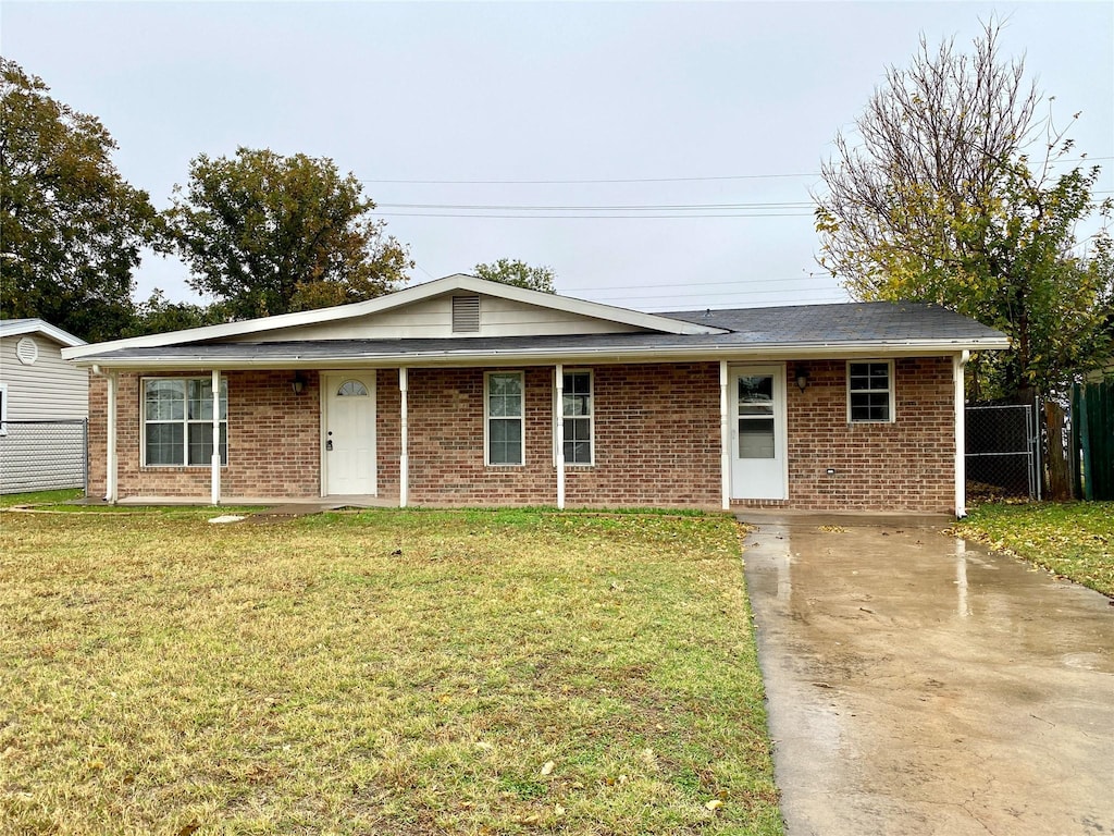 single story home with a front lawn