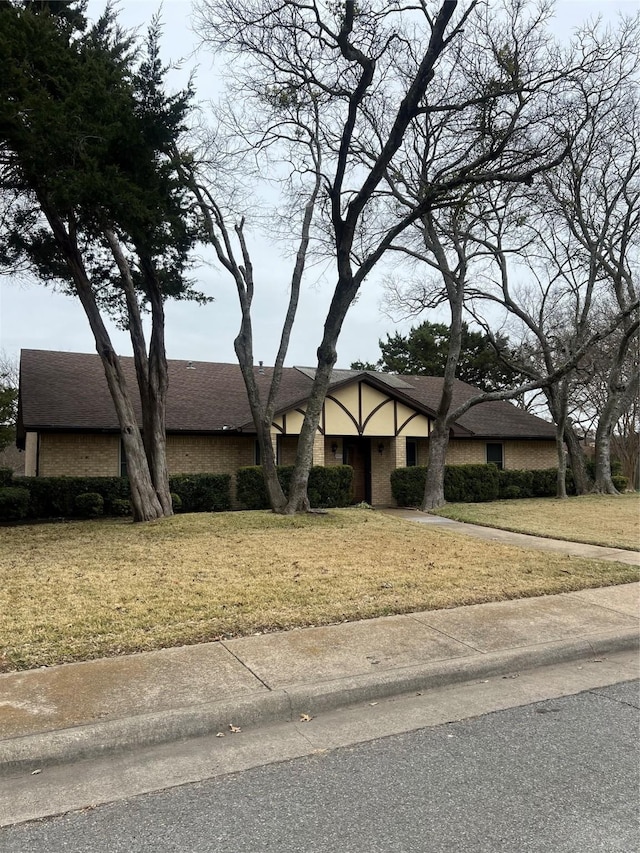 view of front of property with a front yard