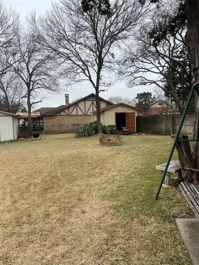 view of yard featuring a storage unit