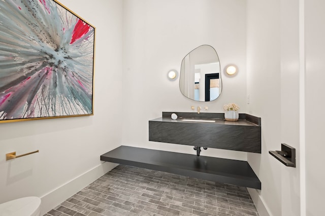 bathroom featuring toilet and baseboards