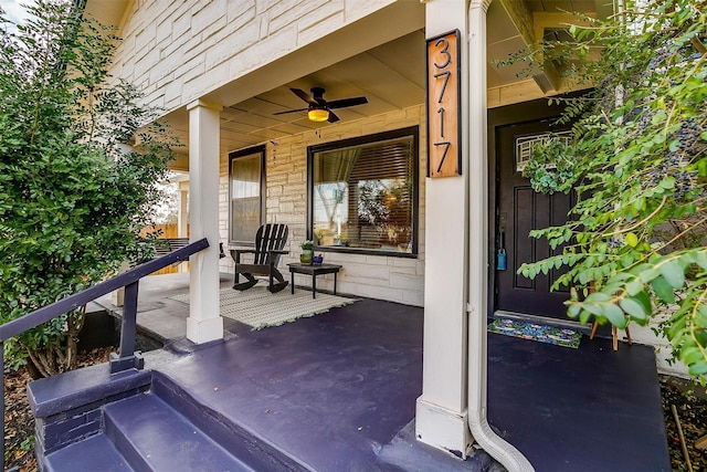 view of patio / terrace with covered porch, a jacuzzi, and a ceiling fan