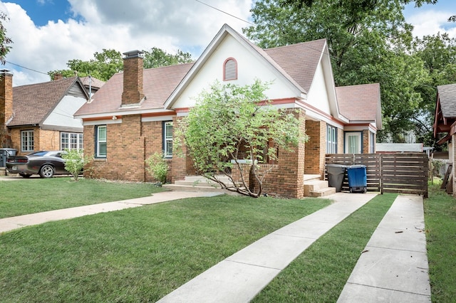 view of front facade featuring a front lawn