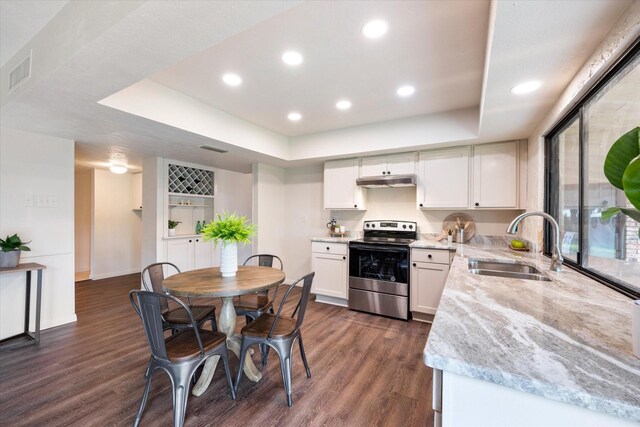 dining space featuring dark hardwood / wood-style flooring, vaulted ceiling, and a notable chandelier