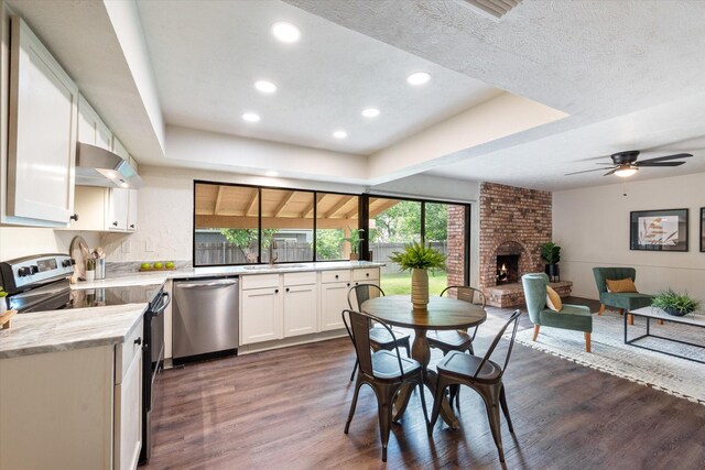 living room featuring dark hardwood / wood-style flooring and an inviting chandelier