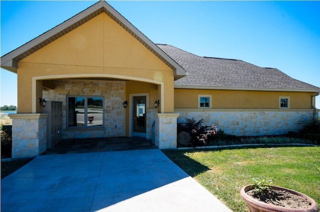 view of front of property with a front yard