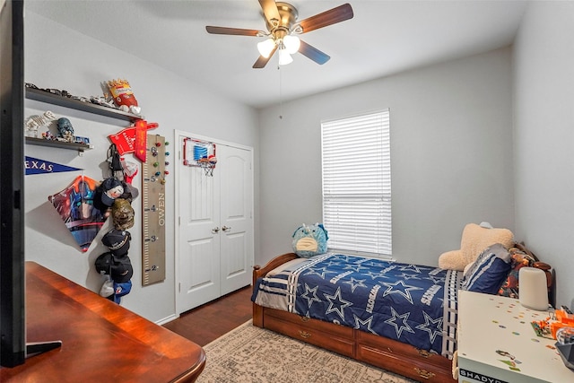 bedroom with hardwood / wood-style floors, ceiling fan, and a closet