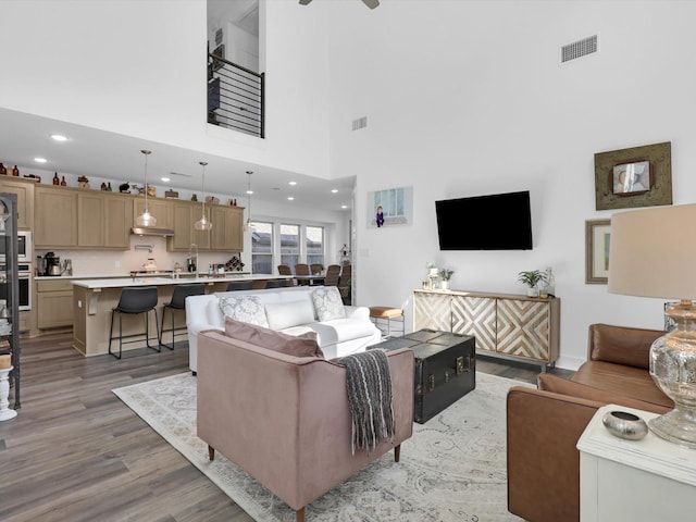 living room with visible vents, recessed lighting, light wood-style floors, and ceiling fan