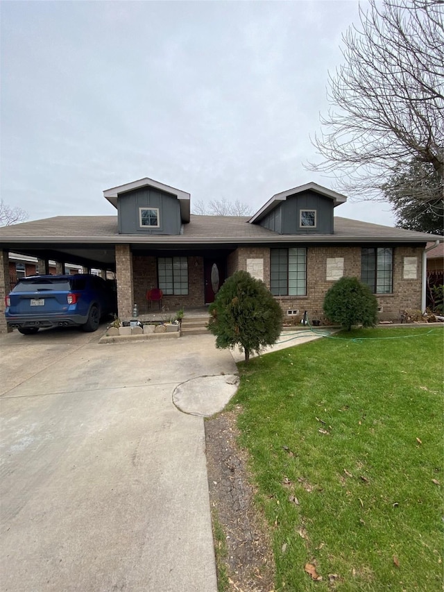 view of front of property featuring a carport and a front yard