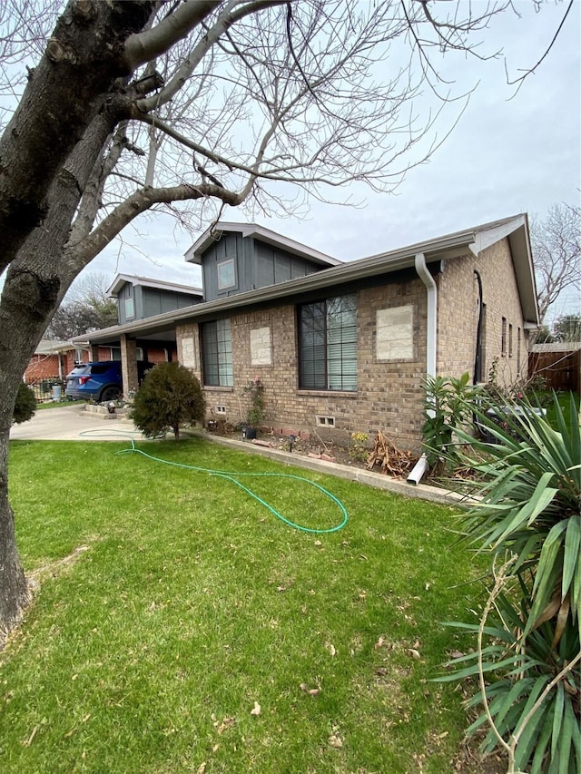 view of front of property featuring a front yard and a carport