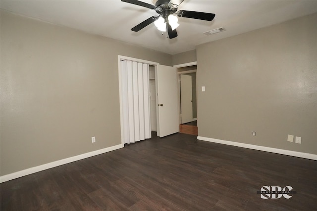 unfurnished bedroom with dark wood-type flooring, ceiling fan, and a closet