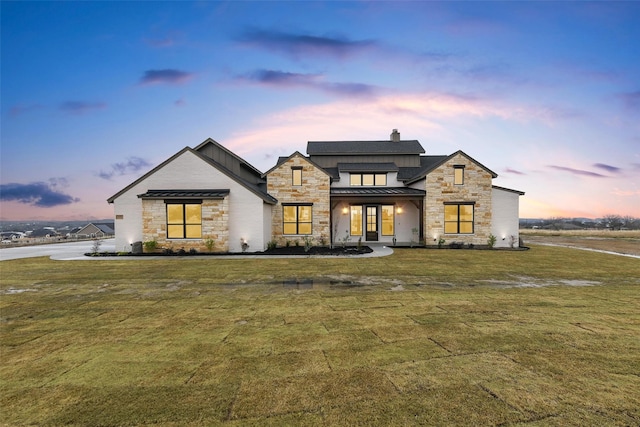 view of front of property featuring a lawn