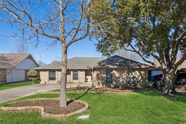 ranch-style home featuring a front lawn