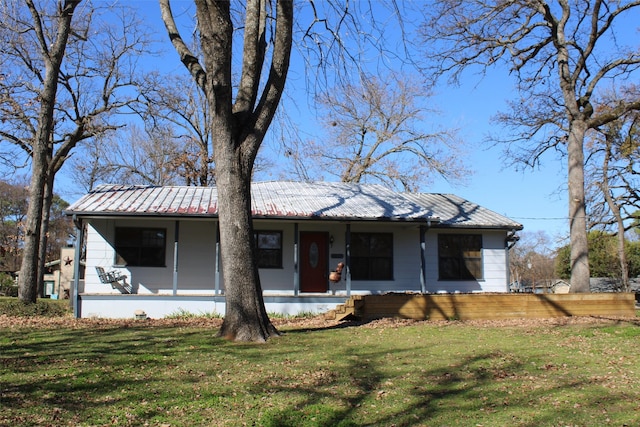 ranch-style home featuring a front lawn