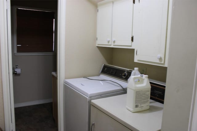 washroom featuring cabinets and washing machine and dryer